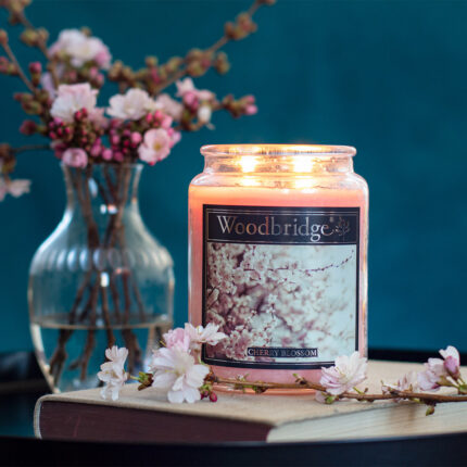 Duftkerze-Woodbridge-Cherry-Blossom-Q.jpg