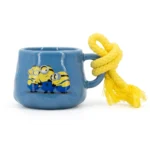 Blaue Tassenkerze mit Minions-Motiv und gelber Kordel