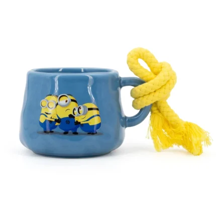 Blaue Minions Duftkerze in Tasse mit gelber Kordel und drei Figuren