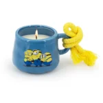 Brennende Minions-Kerze in blauer Tasse mit gelber Kordel