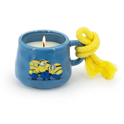Brennende Minions-Kerze in blauer Tasse mit gelber Kordel