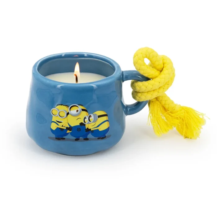 Brennende Minions-Kerze in blauer Tasse mit gelber Kordel