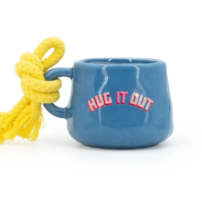Rückansicht einer blauen Tassenkerze mit gelber Kordel und HUG IT OUT