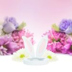 Easter Bunny Lid mit Hasenohren und runder Öffnung vor Blumen