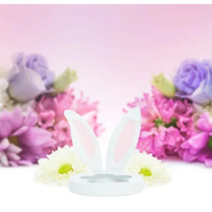 Easter Bunny Lid mit Hasenohren und runder Öffnung vor Blumen