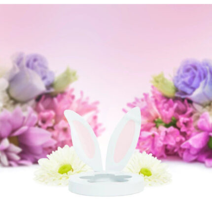 Weißer Easter Bunny Lid mit zwei Hasenohren vor Blumen