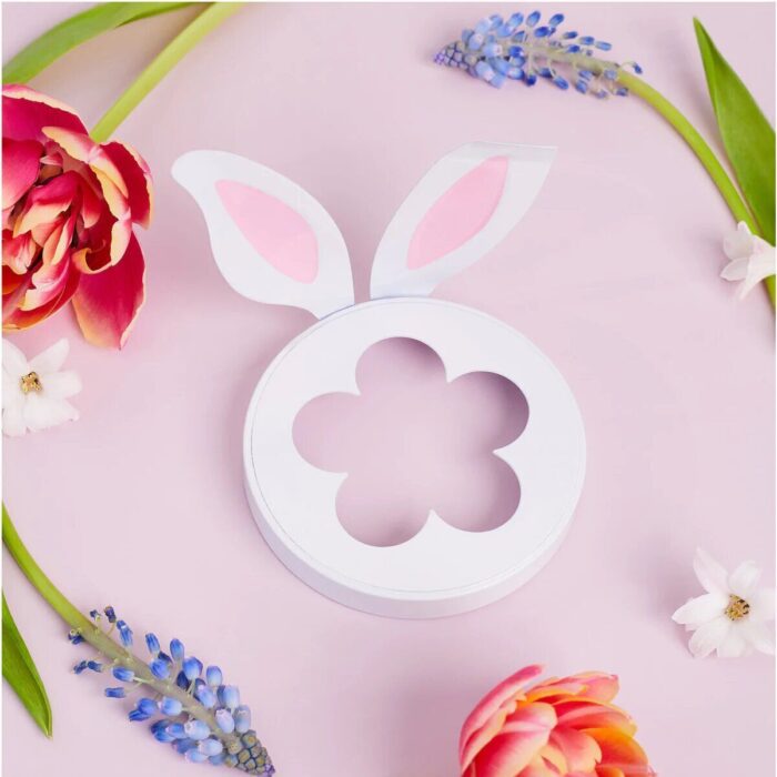 Easter Bunny Lid mit blütenförmiger Öffnung und Hasenohren aus der Nähe