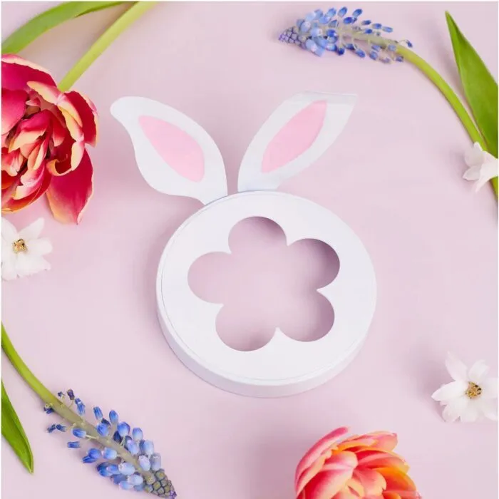 Easter Bunny Lid mit blütenförmiger Öffnung und Hasenohren aus der Nähe