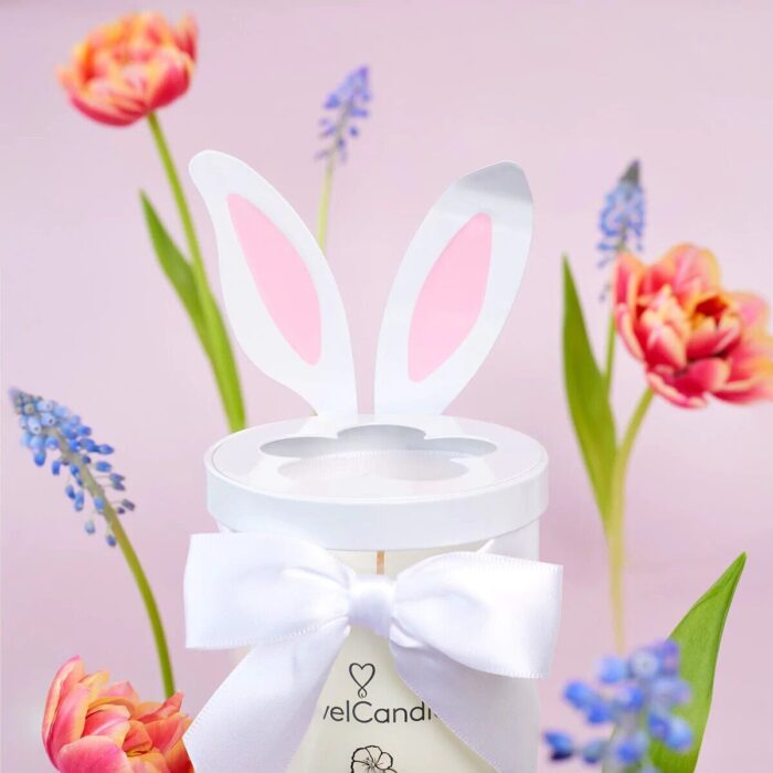 Easter Bunny Lid auf Kerzenglas mit weißer Schleife und Blumen