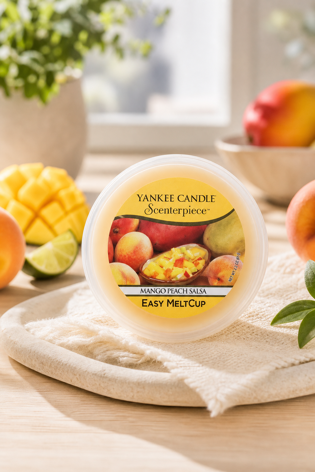Easy MeltCup Mango Peach Salsa vor geschnittenen Mangos, Limetten und Pfirsichen