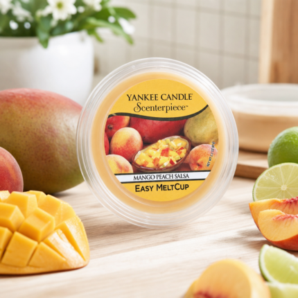 Yankee Candle Easy MeltCup Mango Peach Salsa auf Holztisch mit Mango, Limette und Pfirsichen