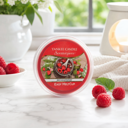 Yankee Candle Red Raspberry Easy MeltCup vor Himbeeren auf heller Fläche