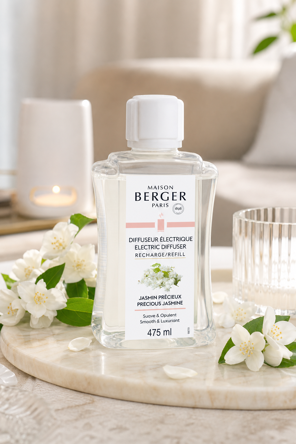 Maison Berger Jasmin-Nachfüller steht auf einem Tisch neben weißen Blüten