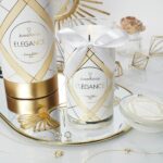 Elegance Kerze mit Schleife auf dekorativem Tablett neben Schmuck und Deckel