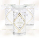 Elegance Luxury Edition Kerze im Glas mit weißer Schleife und geometrischem Muster