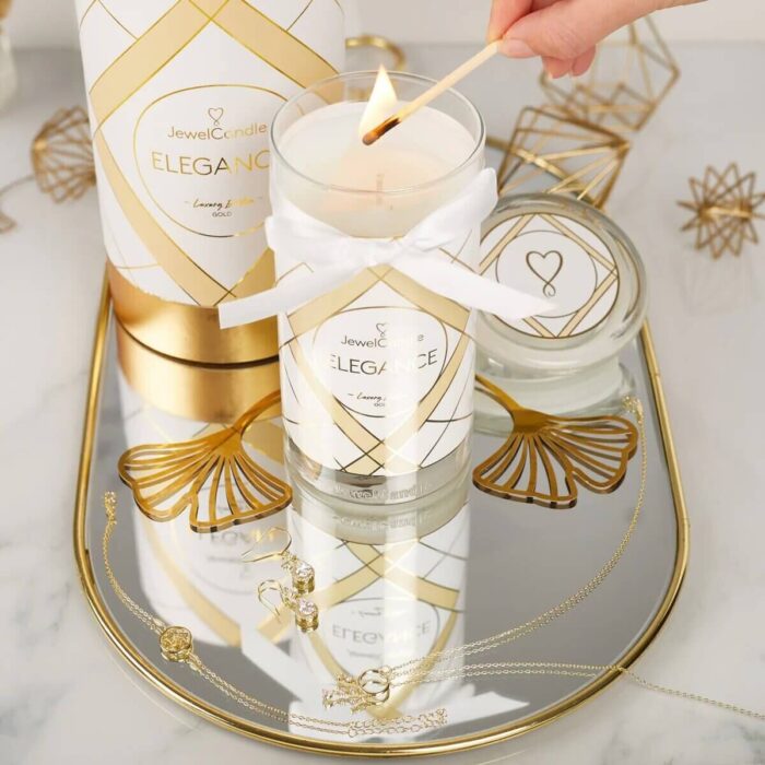 Hand zündet eine JewelCandle Elegance Kerze mit Streichholz an