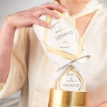 JewelCandle Elegance Kerze mit geöffnetem Deckel und Schmuck auf Tablett