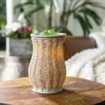 Geflochtene Duftlampe mit Wachswürfeln auf einem Holztisch