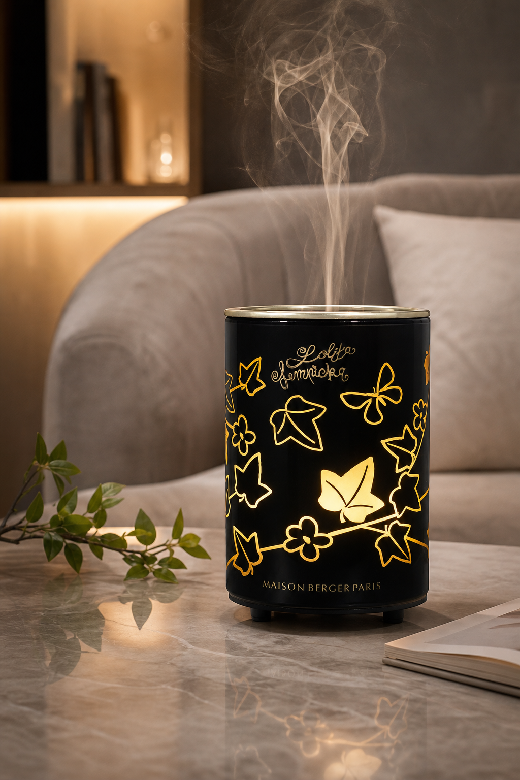 Lolita Lempicka Aroma-Diffuser mit sichtbarem Dampf auf einem Wohnzimmertisch