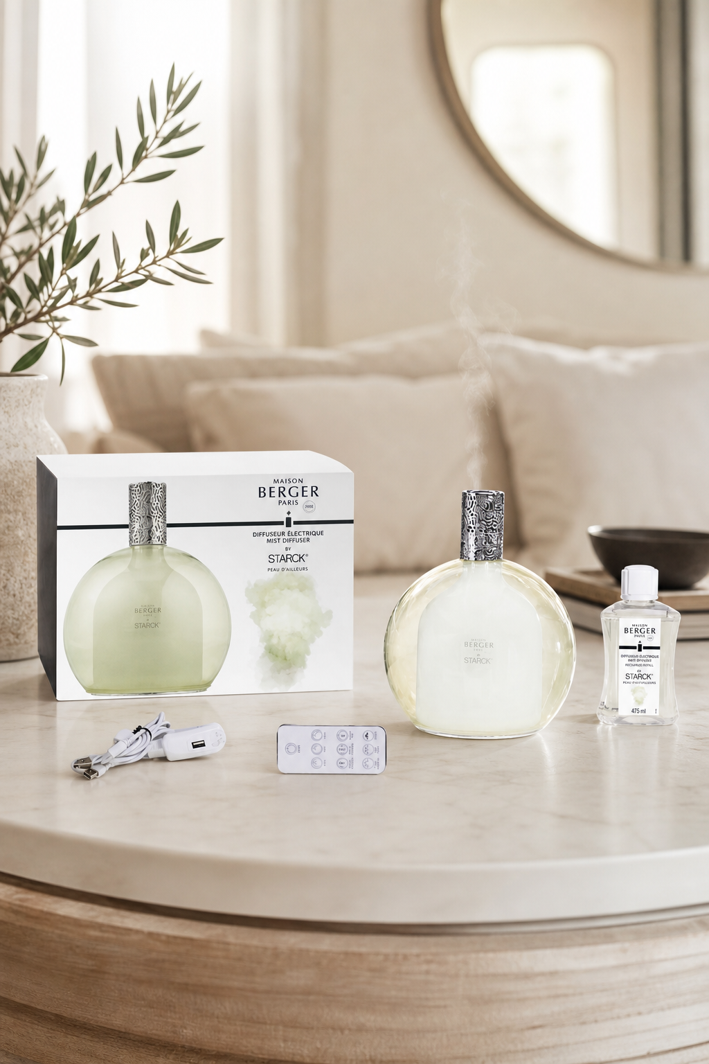 Diffuser-Set mit Verpackung und Zubehör auf einem Tisch im Wohnraum