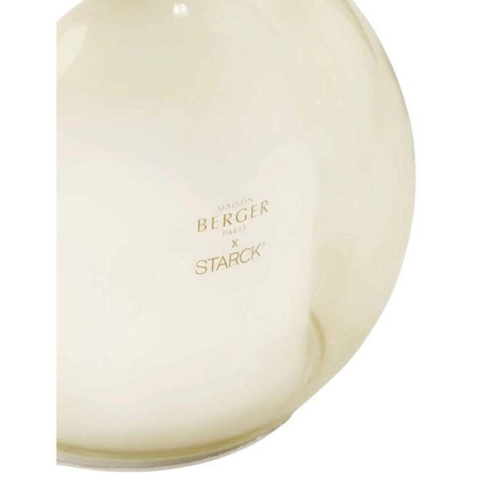 Nahaufnahme des Aufdrucks Maison Berger Paris x Starck auf dem Diffuser