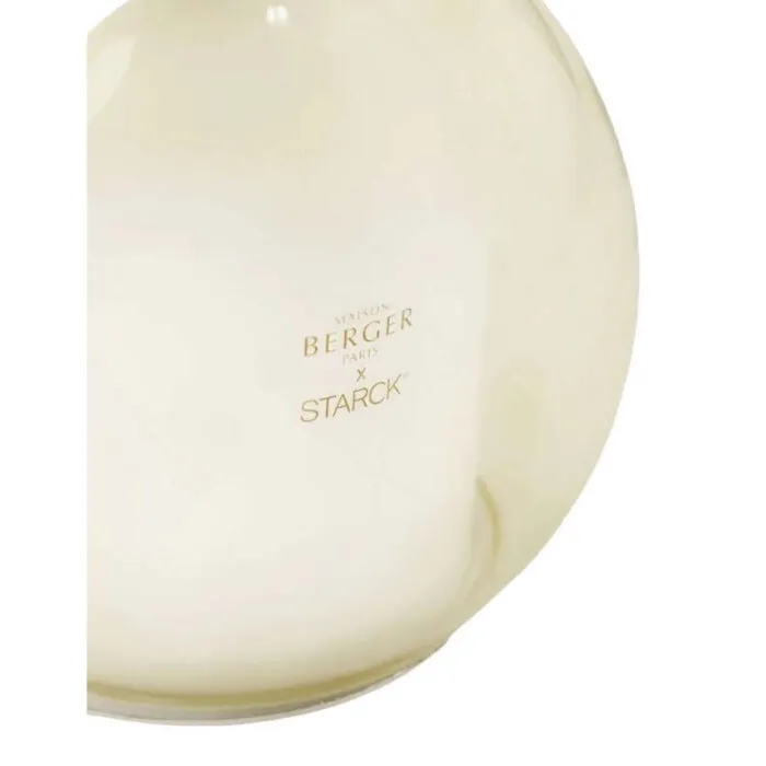 Nahaufnahme des Aufdrucks Maison Berger Paris x Starck auf dem Diffuser