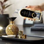 Enchanted Forest Lamp Fragrance wird in eine Duftlampe gegossen