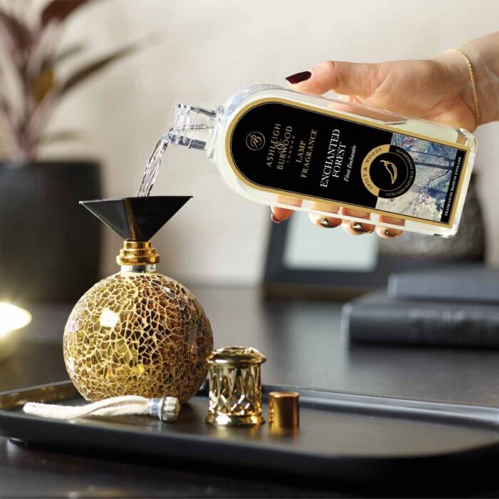 Enchanted Forest Lamp Fragrance wird in eine Duftlampe gegossen