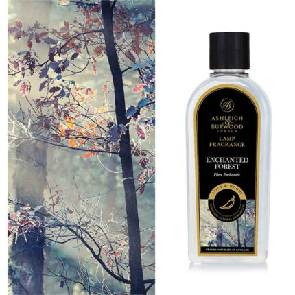 Ashleigh & Burwood Enchanted Forest Lamp Fragrance Flasche vor Waldmotiv