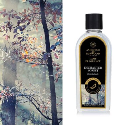 Flasche mit Enchanted Forest Lamp Fragrance vor Waldmotiv
