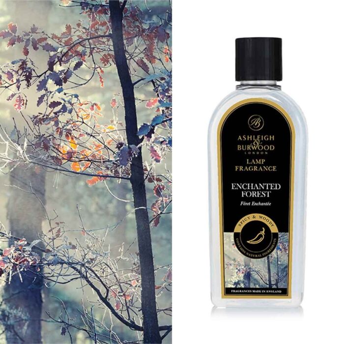 Flasche mit Enchanted Forest Lamp Fragrance vor Waldmotiv