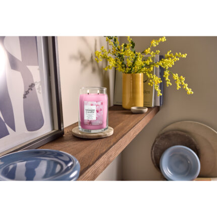 Yankee Candle Duftkerze auf einem Regal in einem Wohnambiente