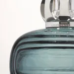 Nahaufnahme der blauen Duftlampe mit silberner Kugelkrone