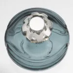 Draufsicht auf blaue Duftlampe mit silberner Öffnung