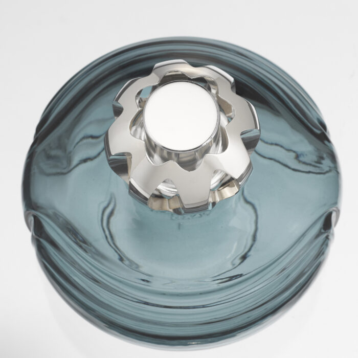 Draufsicht auf blaue Duftlampe mit silberner Öffnung