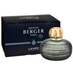 Maison-Berger-Paris-Verpackung neben dunkler Lampe Berger