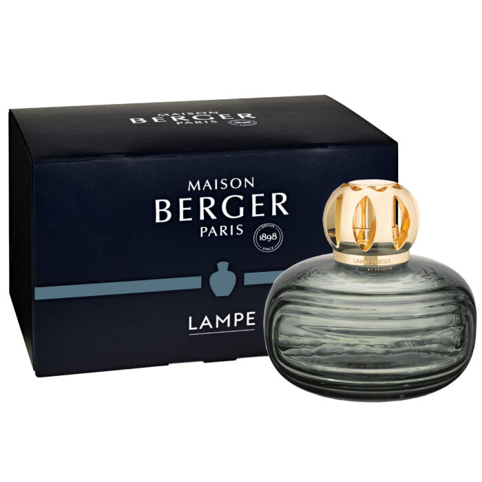 Maison-Berger-Paris-Verpackung neben dunkler Lampe Berger