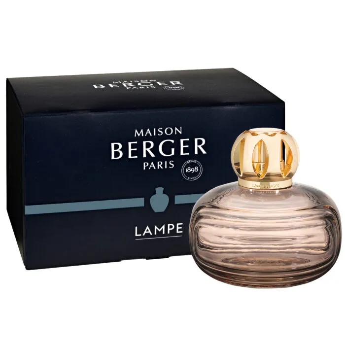Enigma Marron Duftlampe vor schwarzer Maison Berger Verpackung