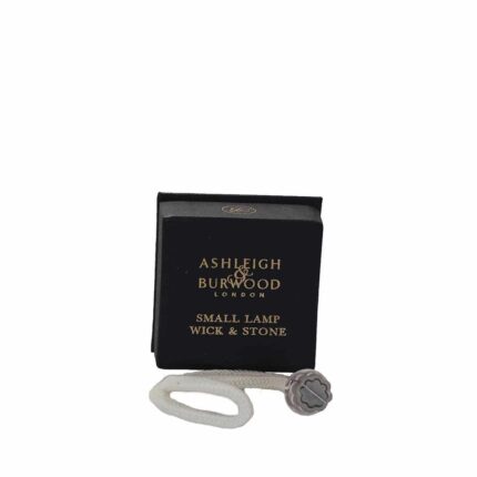 Ersatzdocht mit Metallhalterung neben schwarzer Ashleigh-&-Burwood-Verpackung