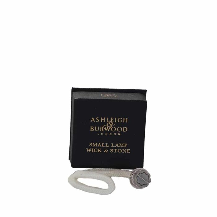 Ersatzdocht mit Metallhalterung neben schwarzer Ashleigh-&-Burwood-Verpackung