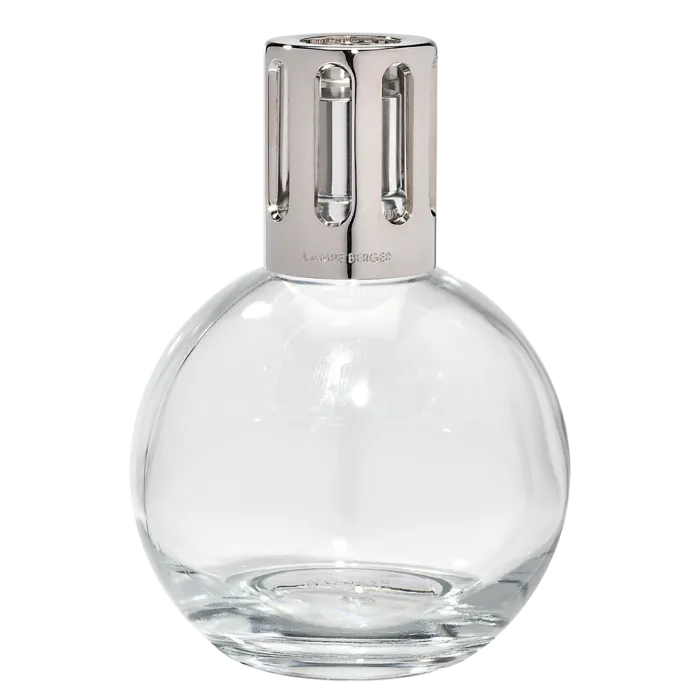 Runde Lampe und Verpackung auf einem Wohnzimmertisch