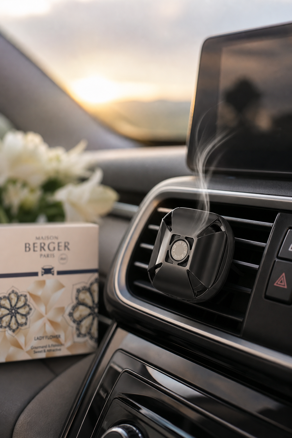 Schwarzer Autoduft-Diffuser an der Lüftung eines Fahrzeugs