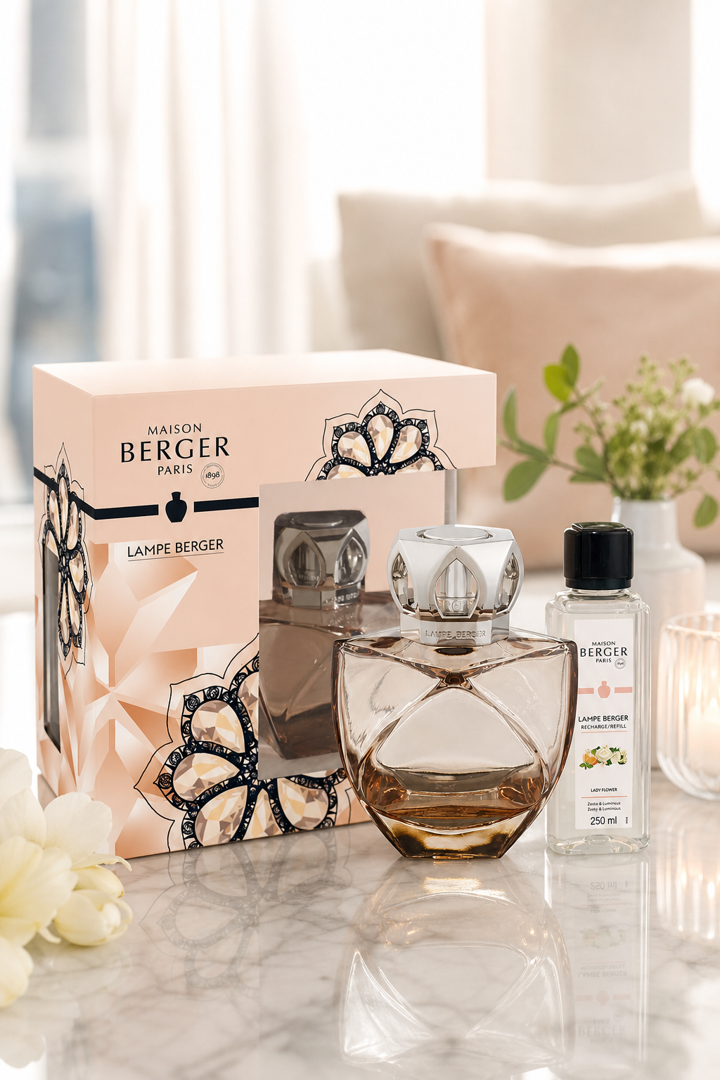 Lampe Berger Set mit Duftlampe, Geschenkbox und Nachfüllflasche auf einem Tisch