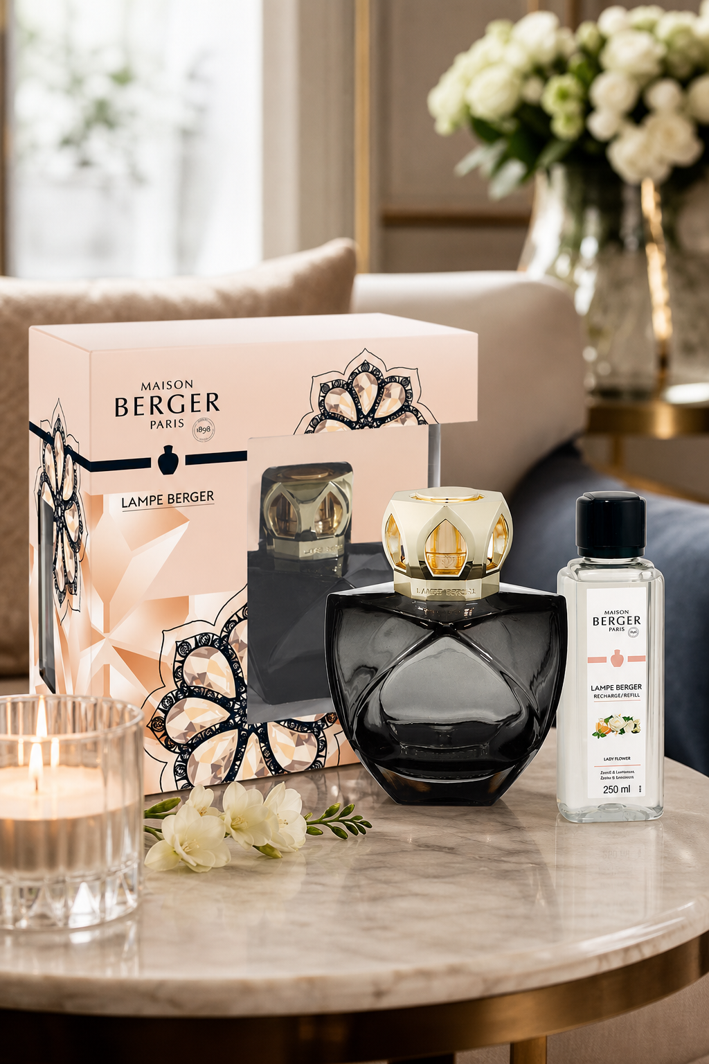 Lampe Berger Set mit Verpackung und Nachfüllflasche auf einem Wohnzimmertisch