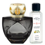 Schwarze Lampe Berger mit goldfarbenem Aufsatz neben Lady-Flower-Nachfüllflasche