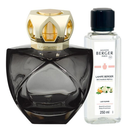 Schwarze Lampe Berger mit goldfarbenem Aufsatz neben Lady-Flower-Nachfüllflasche