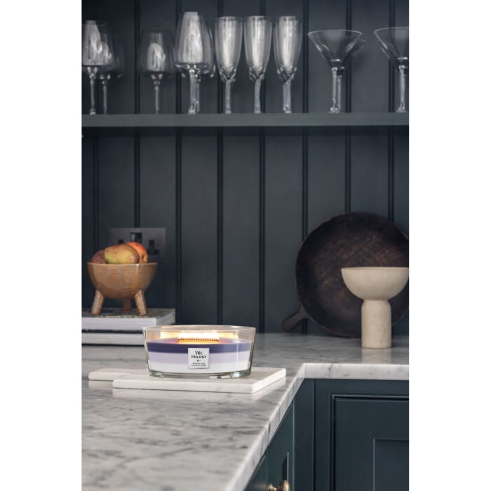 Evening Luxe Trilogy Kerze mit aufgelegtem Holzdeckel im Schlafzimmer