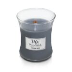 Geöffnete graue WoodWick Evening Onyx Kerze mit sichtbarem Holzdocht