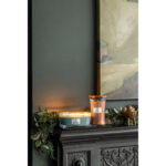 Brennende Evergreen Cashmere Kerze neben einer weiteren WoodWick Kerze