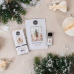 Festive Frasier Wax Bar neben Duft-Sachet und Duftfläschchen auf winterlicher Dekoration